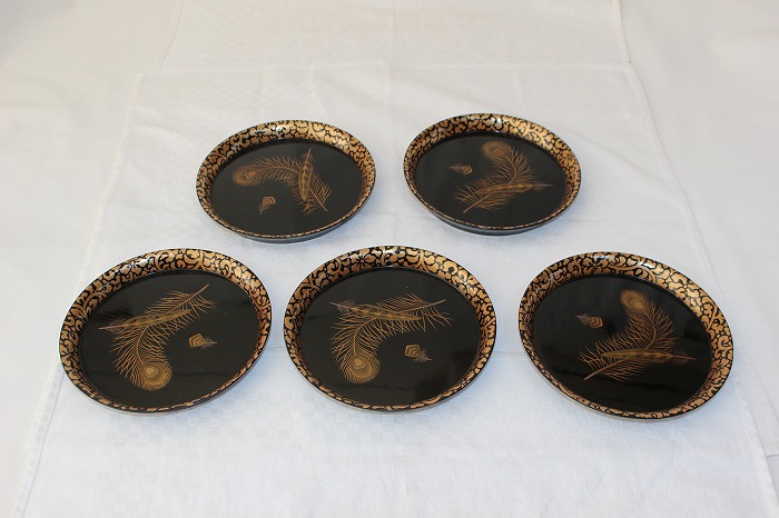 加賀蒔絵羽の図　銘々皿